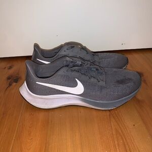 women’s Nike zoom Pegasus tennis shoe